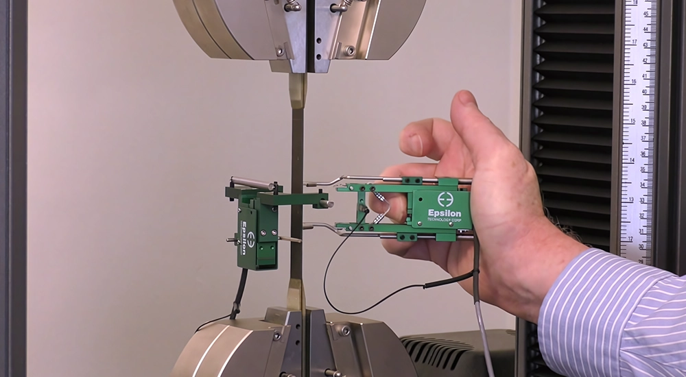 복합 시편에 대한 횡방향 신율계 설치