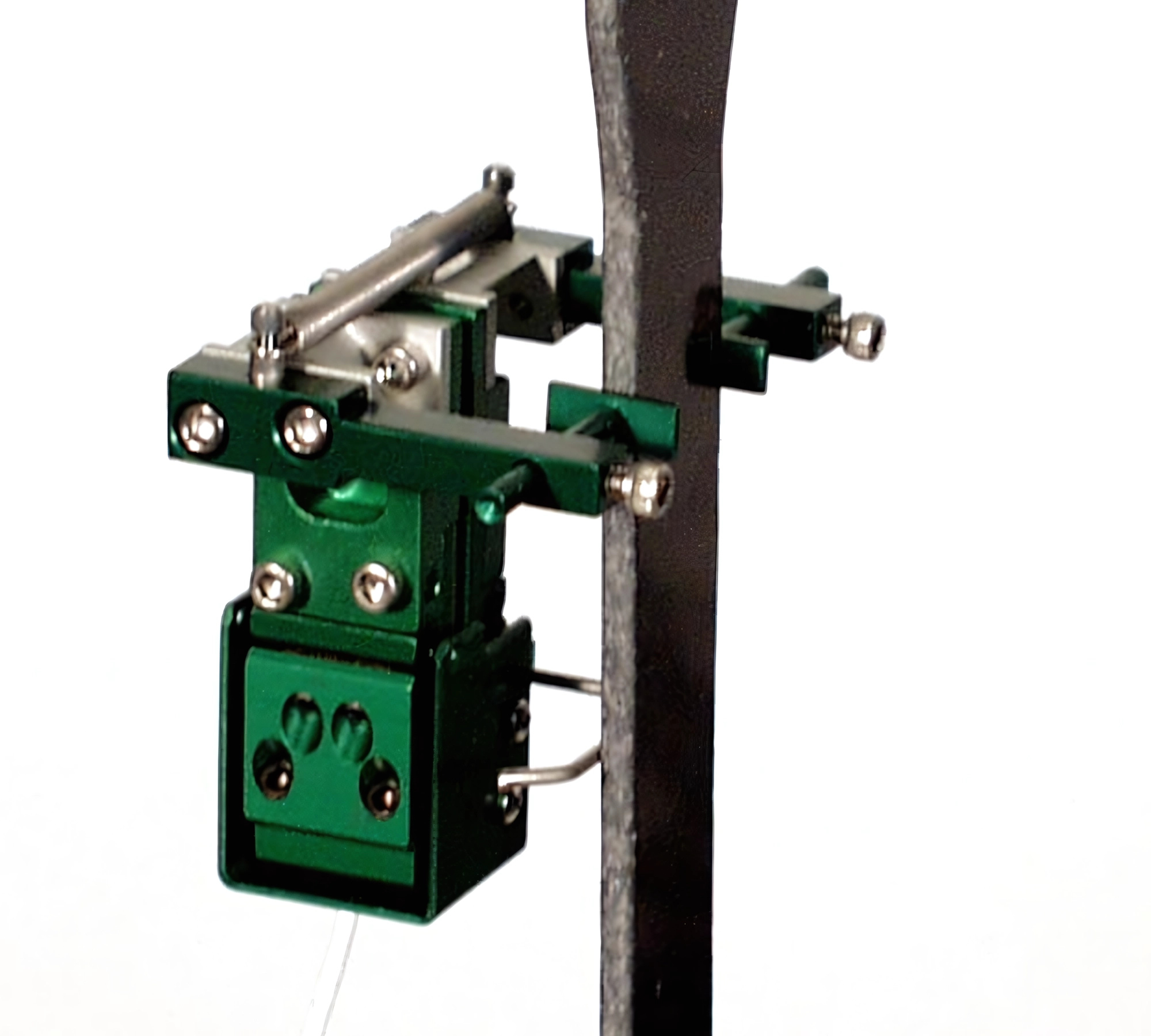 섬유 강화 플라스틱 인장시편에 장착된 소형 횡신율계 모델 3475