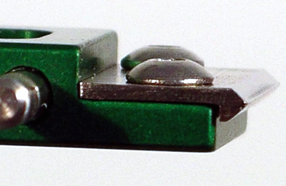 Epsilon 신율계용 노치 민감 재료용 나이프엣지